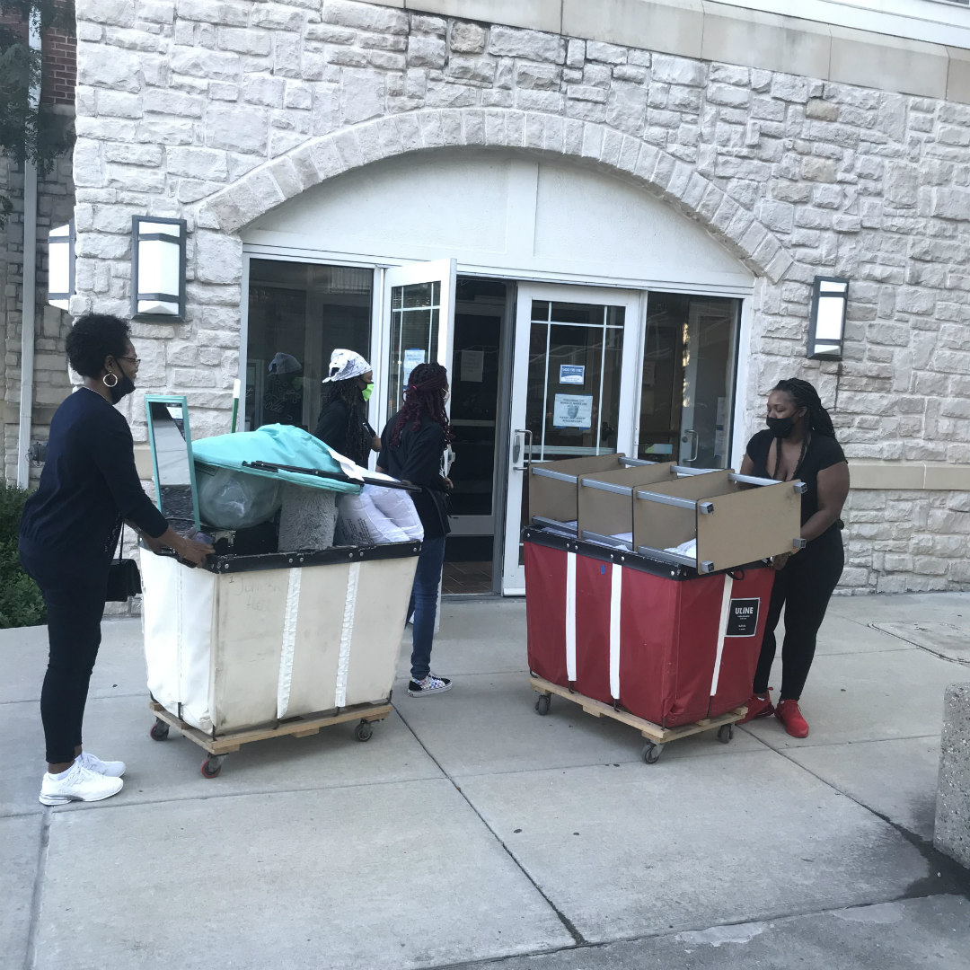UMKC's tweet photo. Welcome Roos! Itโs the first day of #UMKCMoveIn! #RooReady https://t.co/BwOUMZ1q7K