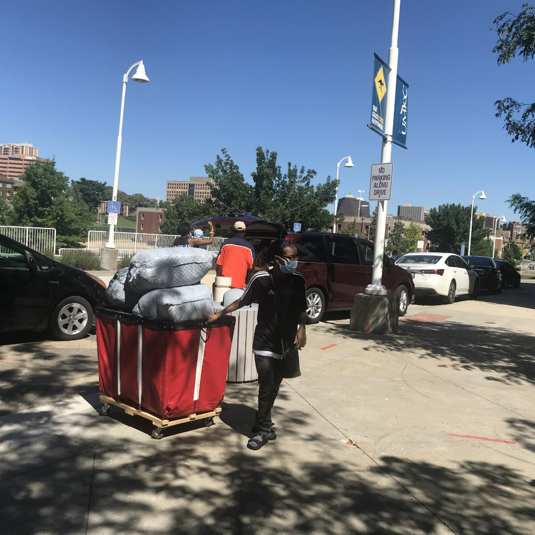 UMKC's tweet photo. Welcome Roos! Itโs the first day of #UMKCMoveIn! #RooReady https://t.co/BwOUMZ1q7K