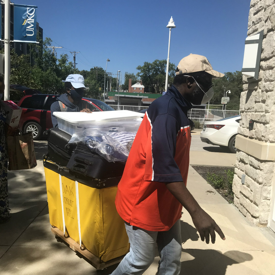 UMKC's tweet photo. Welcome Roos! Itโs the first day of #UMKCMoveIn! #RooReady https://t.co/BwOUMZ1q7K