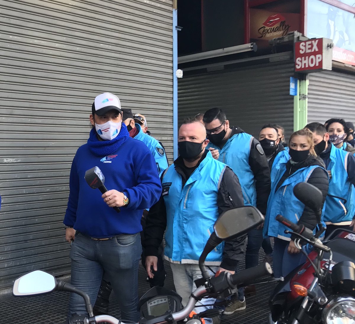 jok_ase's tweet photo. Como no podía faltar, acà está  el macho Guazorra. Custodiado x 10 policias que pagamos nosotros. Larreta la put@ que te parió ⚡️ https://t.co/7xQo64YmHO