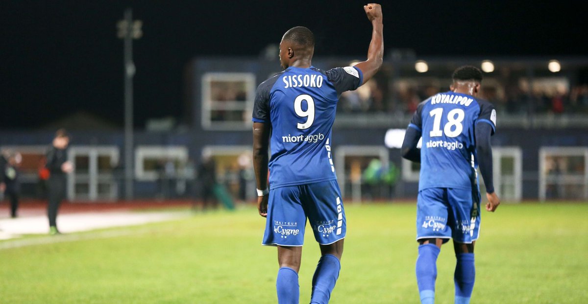 TAREMI / MOUNIÉ / SISSOKOMehdi Taremi (28 ans  / Rio Ave):  https://www.transfermarkt.fr/mehdi-taremi/profil/spieler/307058Steve Mounié (25 ans  / Huddersfield):  https://www.transfermarkt.fr/steve-mounie/profil/spieler/238639Ibrahim Sissoko (24 ans  / Niort):  https://www.transfermarkt.fr/ibrahim-sissoko/profil/spieler/484888