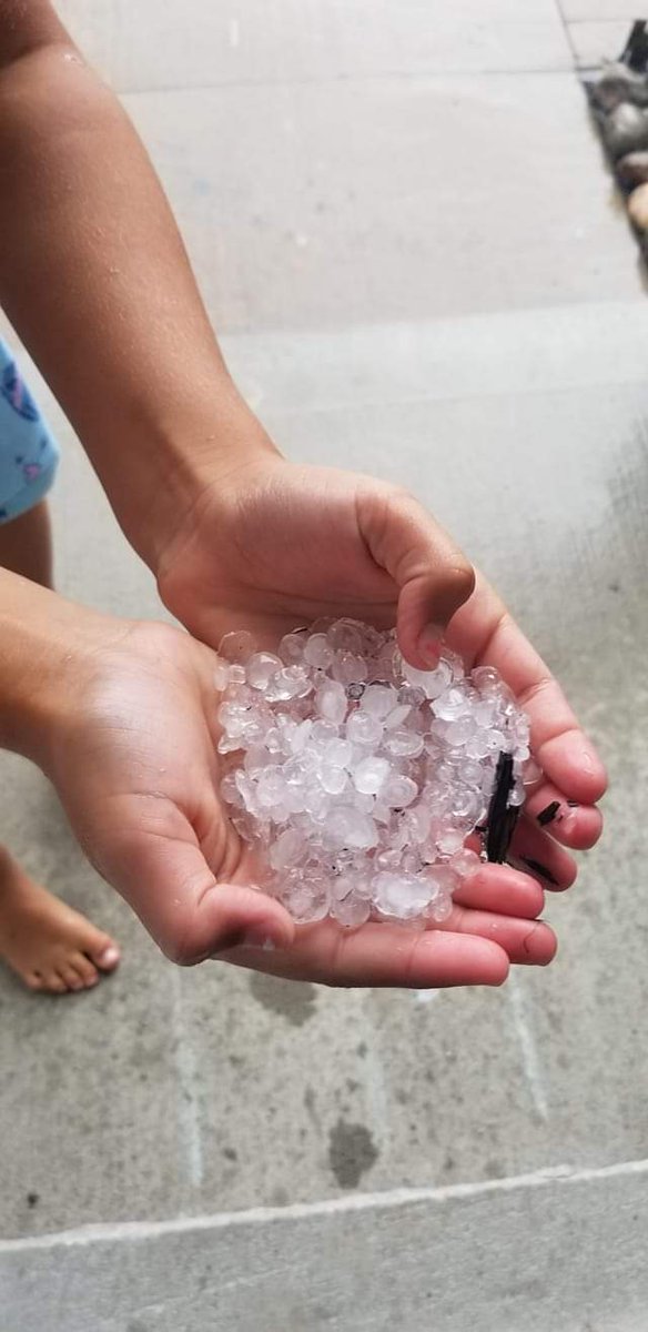 Squish_J's tweet photo. @weathernetwork Hail in Petawawa Ontario https://t.co/JXJD6ibCtQ