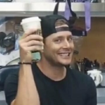 mishajackles's tweet photo. jensen e jared já tem projetos novos e não vamos ficar sem conteúdo deles  //  eles têm projetos novos porque supernatural vai acabar em novembro https://t.co/lARDr5uQnw