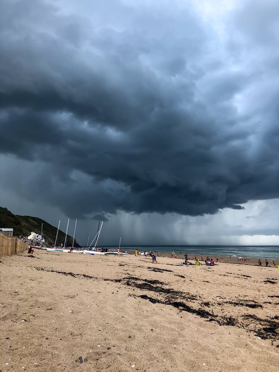 Bonsoir 🙂

Was an interesting last day on the beach - There I was, enjoying the sun, when a storm brewed that led to a full beach evacuation

Oh well, I managed to enjoy the sun whilst it lasted &amp; then watch nature get all wild

☀️ vs ⛈

#Eurostar #Travel #Summer #Nautre #Storm