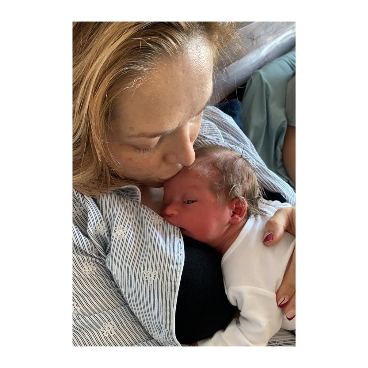 Ya somos cuatro!
Nuestro Dante nació ayer 16 de agosto a las 2:20 pm. Peso 2 kilos 900 gramos y midió 51cms.
Llegó cuando quiso y nos regaló un parto en casa, rodeados de amor y de oxitocina.

Lee el post completo en mi instagram >> @erikadlarosaactriz