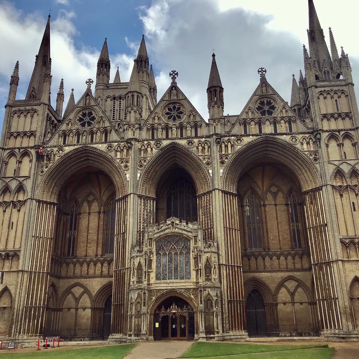 HannahFlowerday's tweet photo. Absolutely loved visiting @pborocathedral today! So beautiful! #cathedrals #peterboroughcathedral #church #medieval #ancientspace #churcharchitecture #history https://t.co/wP19heUOIm