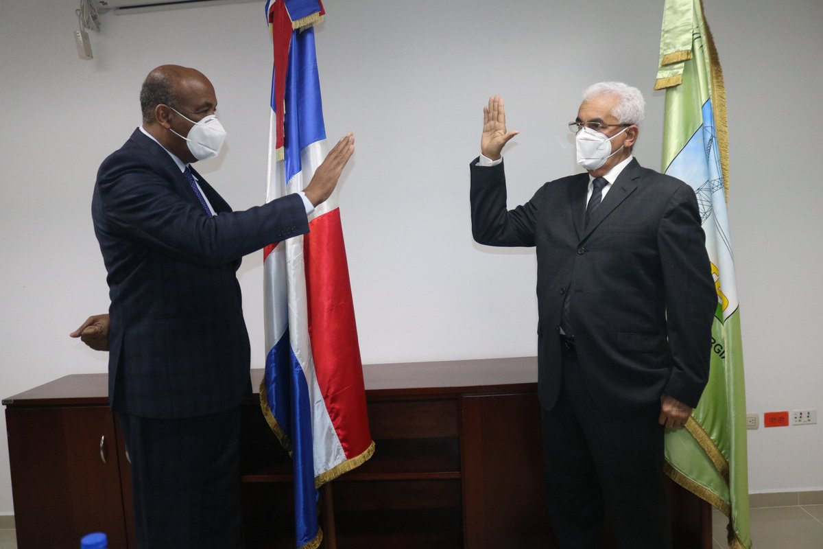 ETED_RD's tweet photo. Ing. Antonio Almonte, Ministro de Energía y Minas, juramenta a nuestro administrador general, Ing. Martín Robles.

#ETEDRD #UniendoElPaísConEnergía https://t.co/NiTVqAnp6G