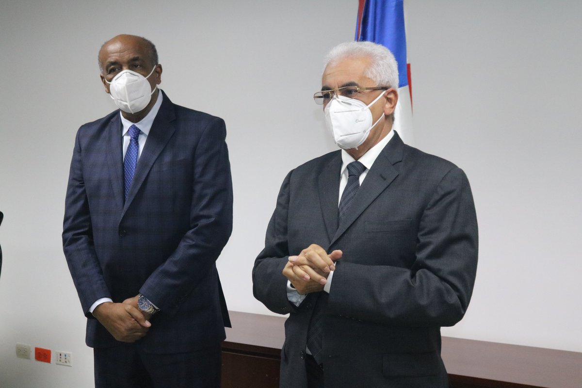 ETED_RD's tweet photo. Ing. Antonio Almonte, Ministro de Energía y Minas, juramenta a nuestro administrador general, Ing. Martín Robles.

#ETEDRD #UniendoElPaísConEnergía https://t.co/NiTVqAnp6G
