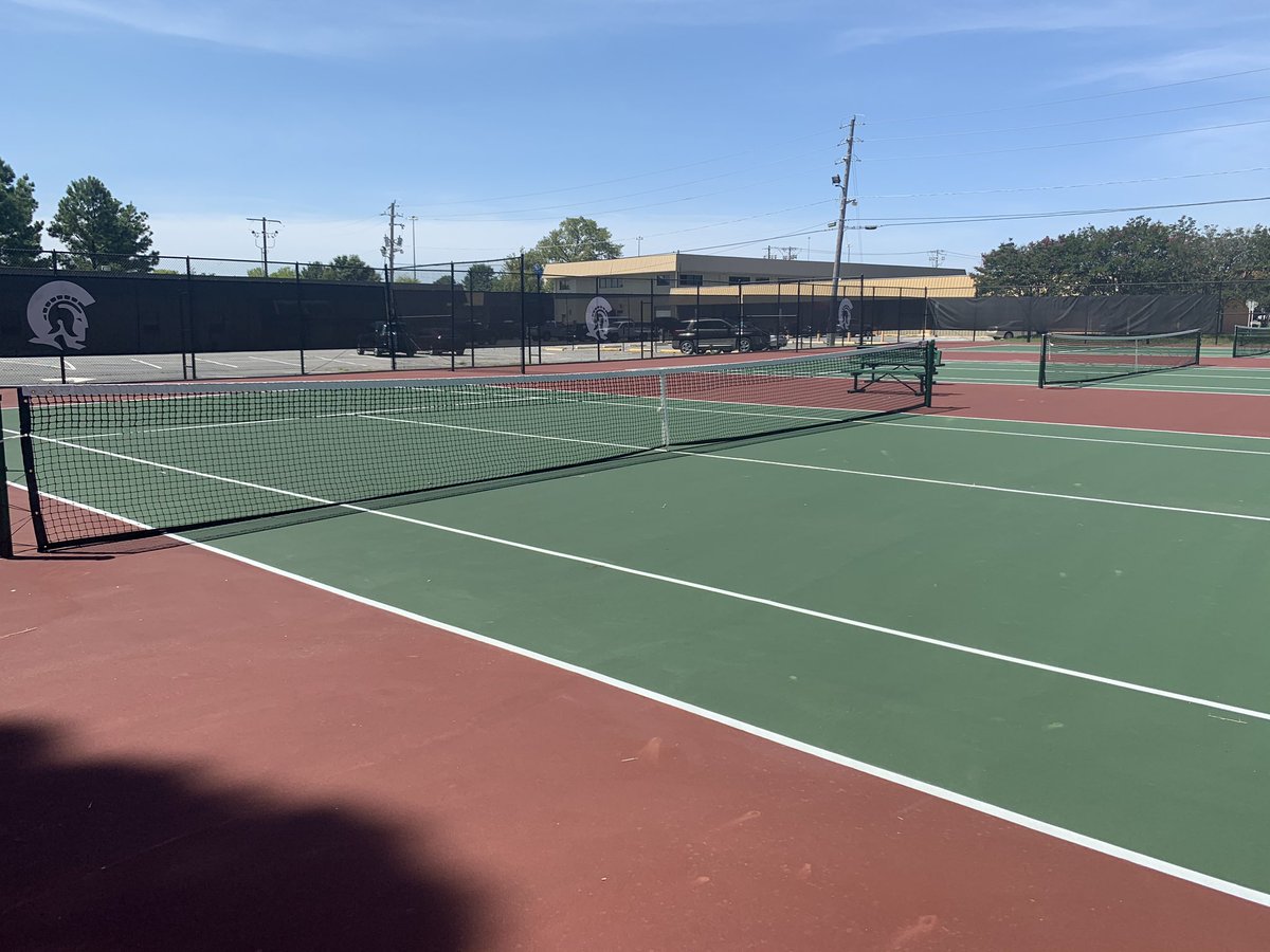 UALRCampusRec's tweet photo. For the past two years, students have asked for new tennis courts, and UA Little Rock delivered! Check them out! To sign up for intramural tennis, download the IMLeaugues app now! https://t.co/mCC3Eh0Y3W