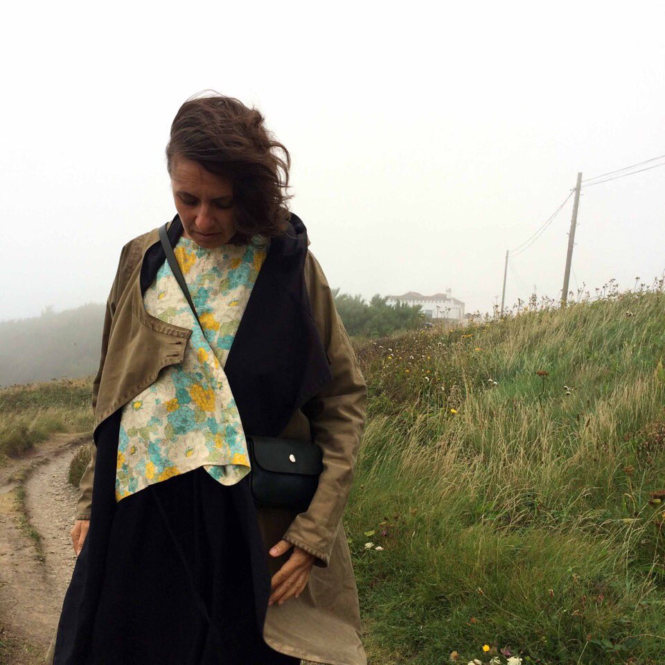 VickyWiltshire_'s tweet photo. #Halzephron with @katesheridan27 
#sea #mist #beach #dogs #flipflops #coats #dresses #bags https://t.co/uRtjXYCB5S