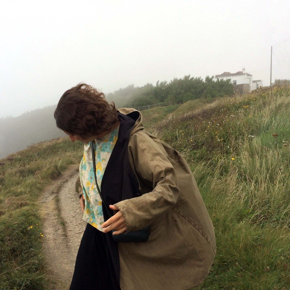 VickyWiltshire_'s tweet photo. #Halzephron with @katesheridan27 
#sea #mist #beach #dogs #flipflops #coats #dresses #bags https://t.co/uRtjXYCB5S