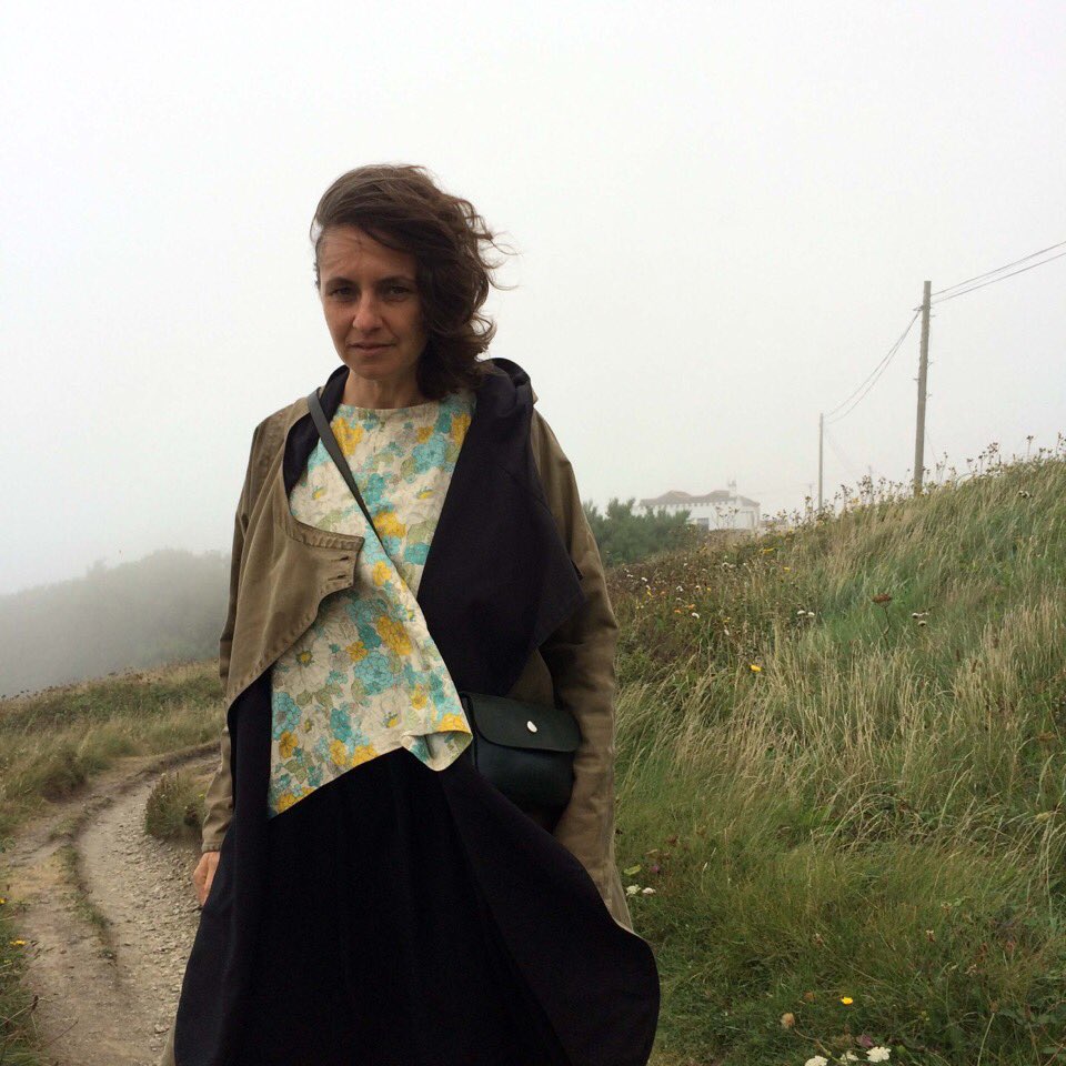 VickyWiltshire_'s tweet photo. #Halzephron with @katesheridan27 
#sea #mist #beach #dogs #flipflops #coats #dresses #bags https://t.co/uRtjXYCB5S