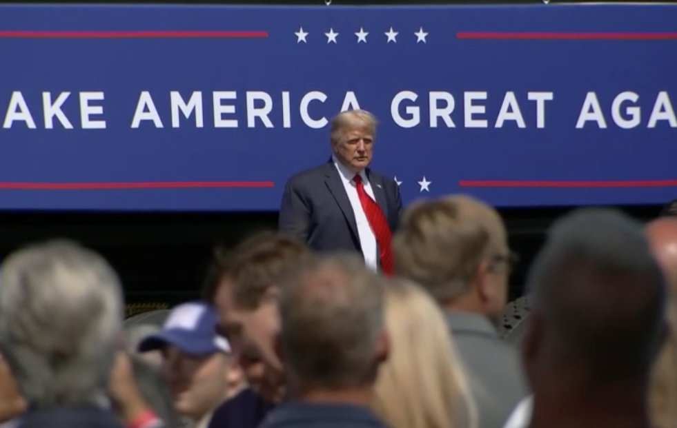 And  @POTUS wraps up political remarks in Mankato and the loudspeakers begin to blare 'YMCA.'