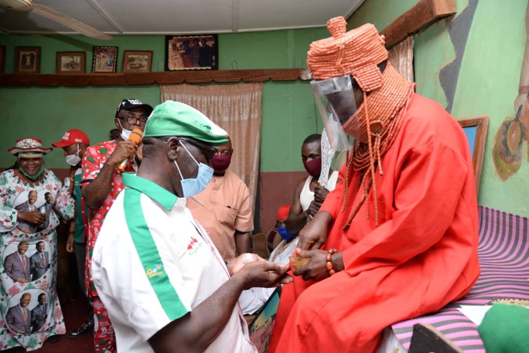 ogbeborsarah's tweet photo. Monarch hails Obaseki’s devt’al strides, honours governor, deputy with chieftaincy titles

#Obaseki2020 
#MakingEdoGreatAgain 
@OfficialPDPNig @GovernorObaseki https://t.co/tEMG2ACRlV