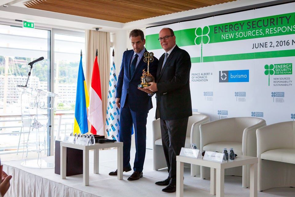 More photos from the 2016 Energy Security Forum; here's Hunter accepting an award w/ Prince Albert II of Monaco, (weird since we were told Hunter's role at Burisma was totally "behind the scenes")12/