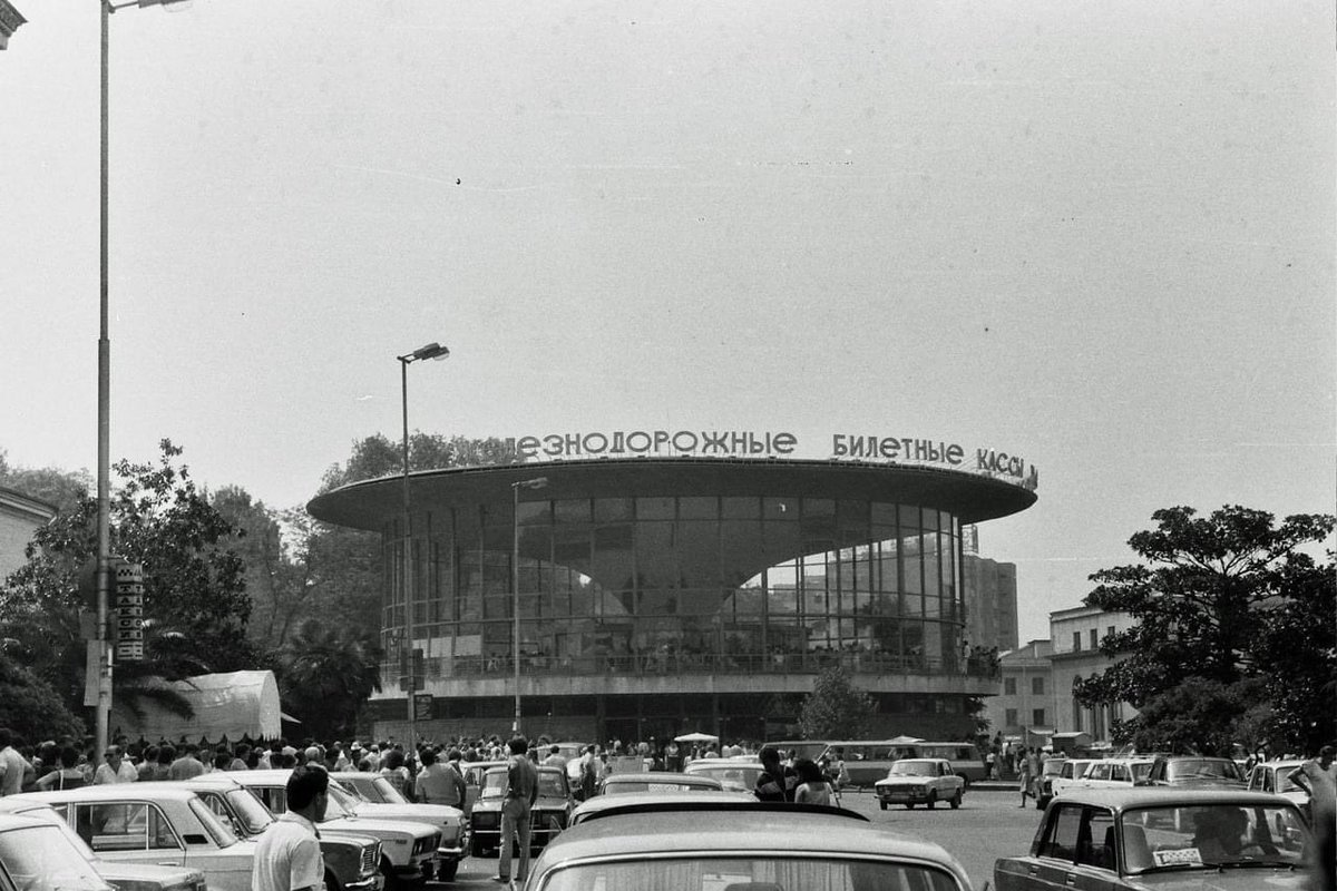 arkhlikbez's tweet image. Круглые кассы в Сочи (1960-е) — Apple в Бангкоке (2020). 
Автовокзал в Сочи (1967) — Apple в Майами (2019). 
Источник: Scapp Sochi.