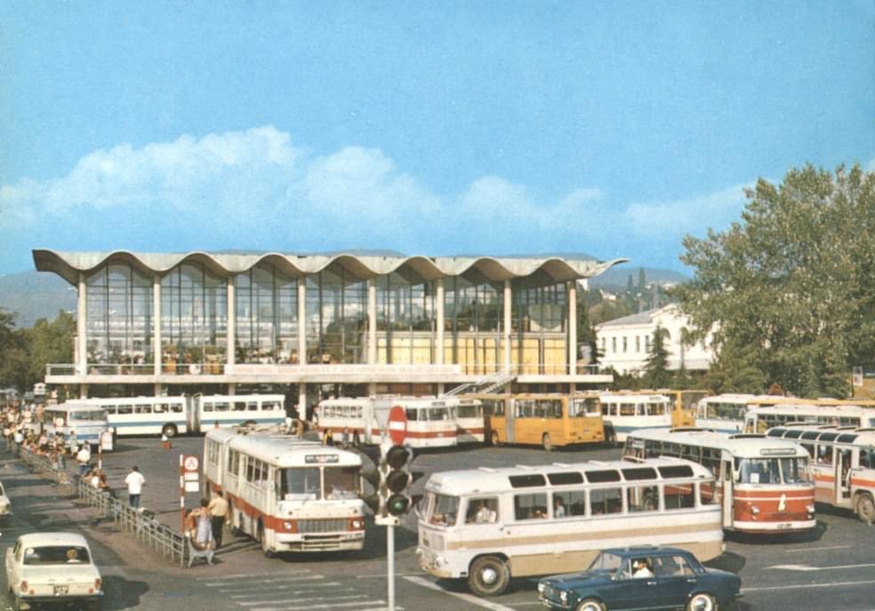 arkhlikbez's tweet image. Круглые кассы в Сочи (1960-е) — Apple в Бангкоке (2020). 
Автовокзал в Сочи (1967) — Apple в Майами (2019). 
Источник: Scapp Sochi.