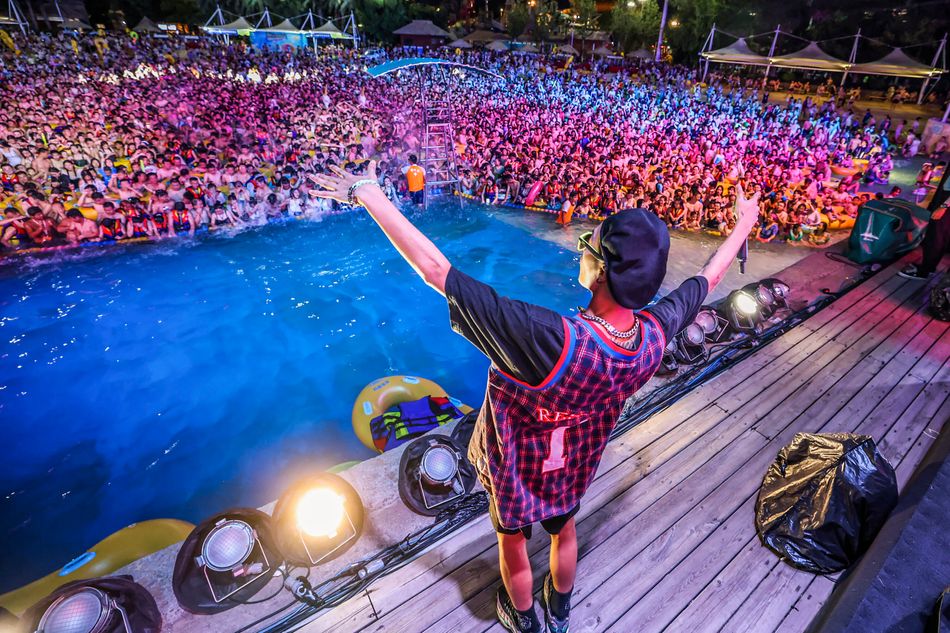 ATV_C17's tweet photo. #Internacional
Miles de personas hicieron caso omiso al coronavirus y participaron el fin de semana en una macrofiesta de música tecno en un parque acuático en Wuhan.
Cabe destacar que en dicha ciudad se registro el epicentro del Covid-19. https://t.co/zwtZxpgYWP