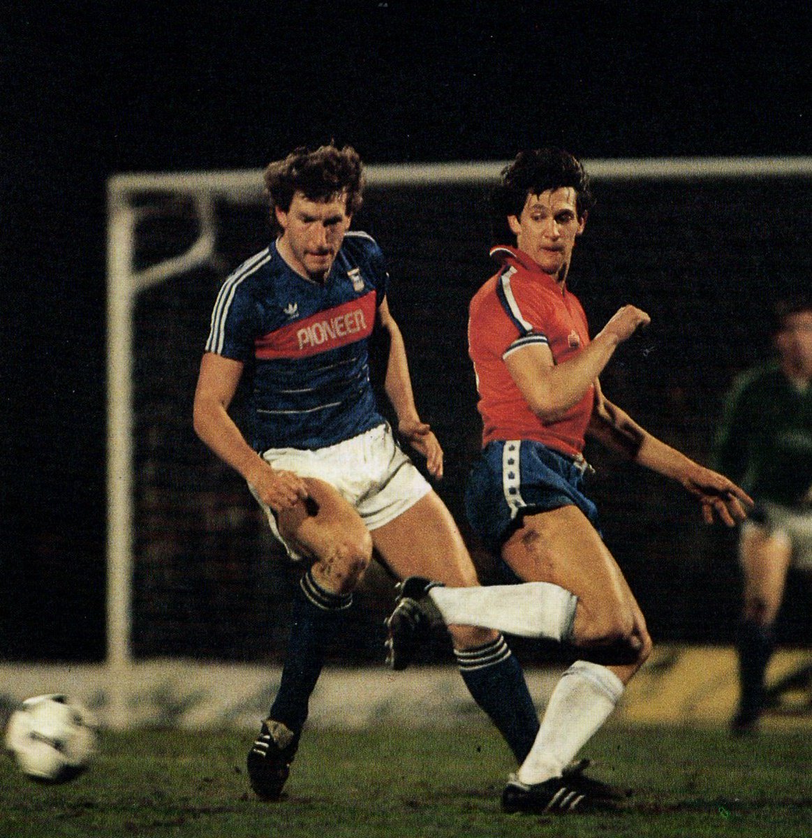 LCFCprogs's tweet photo. @Police_Gazette Thanks but, yes, I posted some pics a few months ago. Here's one from #Ipswich in 1985. It was introduced at the end of the season in an effort to lift the "curse" of the green kit. It didn't work...
#LCFC 🦊 #ChangeStrip https://t.co/Owg56tRhJz