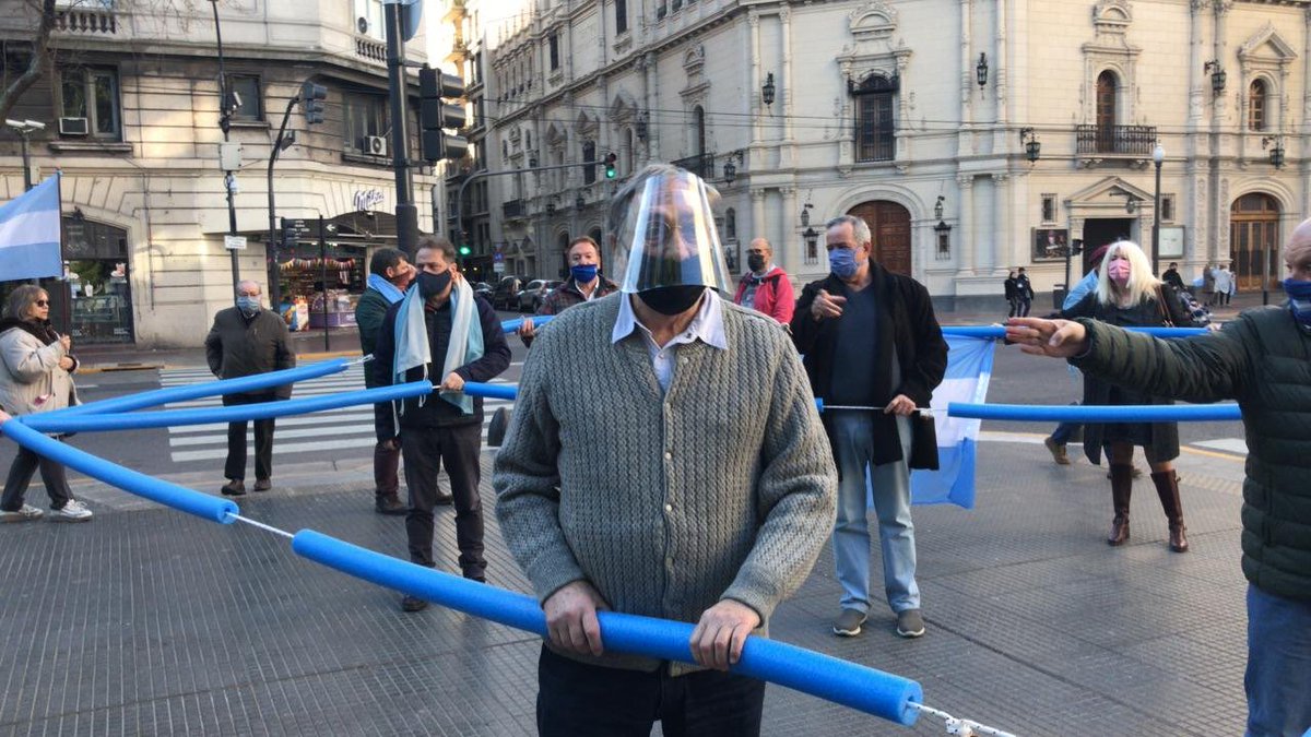 FerIglesias's tweet photo. De pie, señores. El enorme Beto Brandoni en el Banderazo. #JuntosContraLaImpunidad #NosotrosEstamos 
Beto héroe nacional. https://t.co/1pOtJdjliO