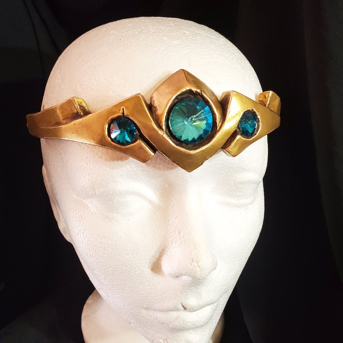 Ok, really proud of this custom #Skyrim Circlet prop commission I finished today. These have been flying out of my shop, and I am so SO grateful to be able to keep the lights on by leveling my Smithing. Made with KX Flex by @SmoothOn and FX paint by @PlaidCrafts! #cosplay