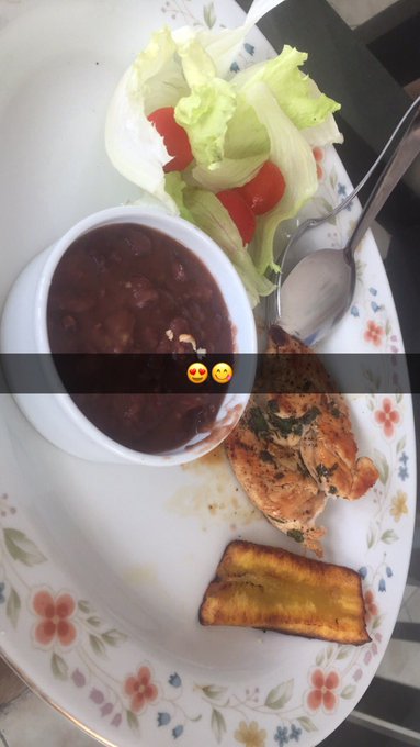 enjoying some AMAZING FOOD ?#food #delicious #gourmet #chickenbreast #chicken #porotos #lettuce #tomatoes
