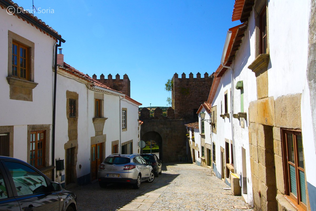  Ún de los requexos más formosos ye la Rue de la Costanielha, onde se caltién la Puorta de Nuossa Senhora del Amparo, colos sos dos torruxones y parte de la muralla medieval remocicada pol rei D. Denis (sieglu XIII) 