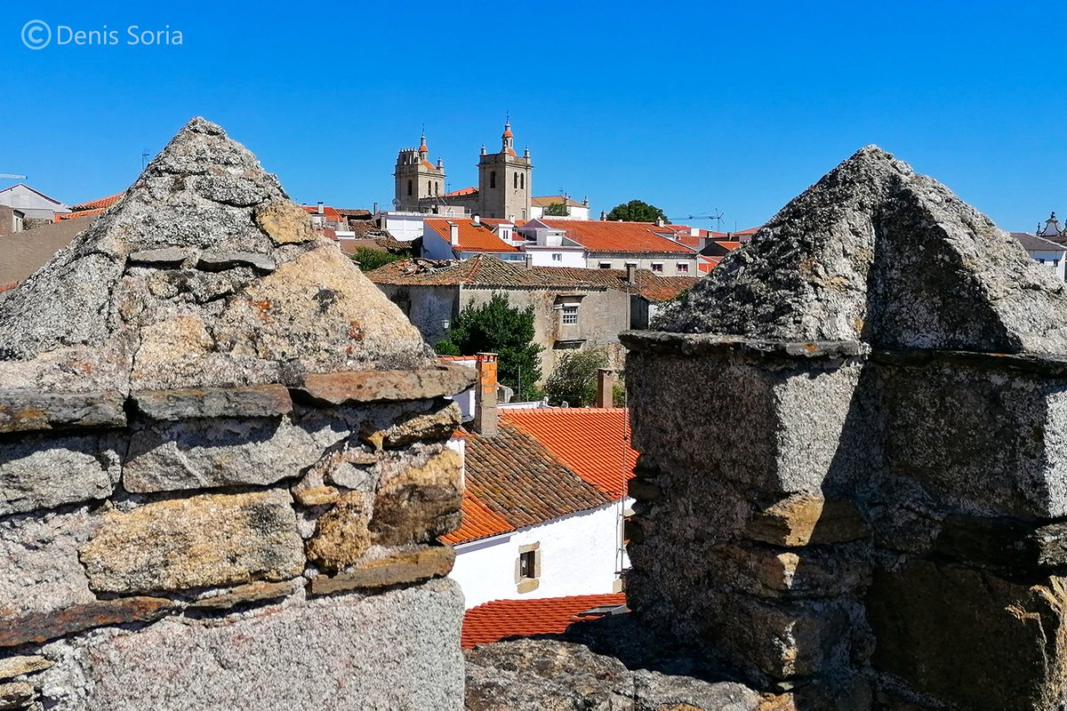  Ún de los requexos más formosos ye la Rue de la Costanielha, onde se caltién la Puorta de Nuossa Senhora del Amparo, colos sos dos torruxones y parte de la muralla medieval remocicada pol rei D. Denis (sieglu XIII) 
