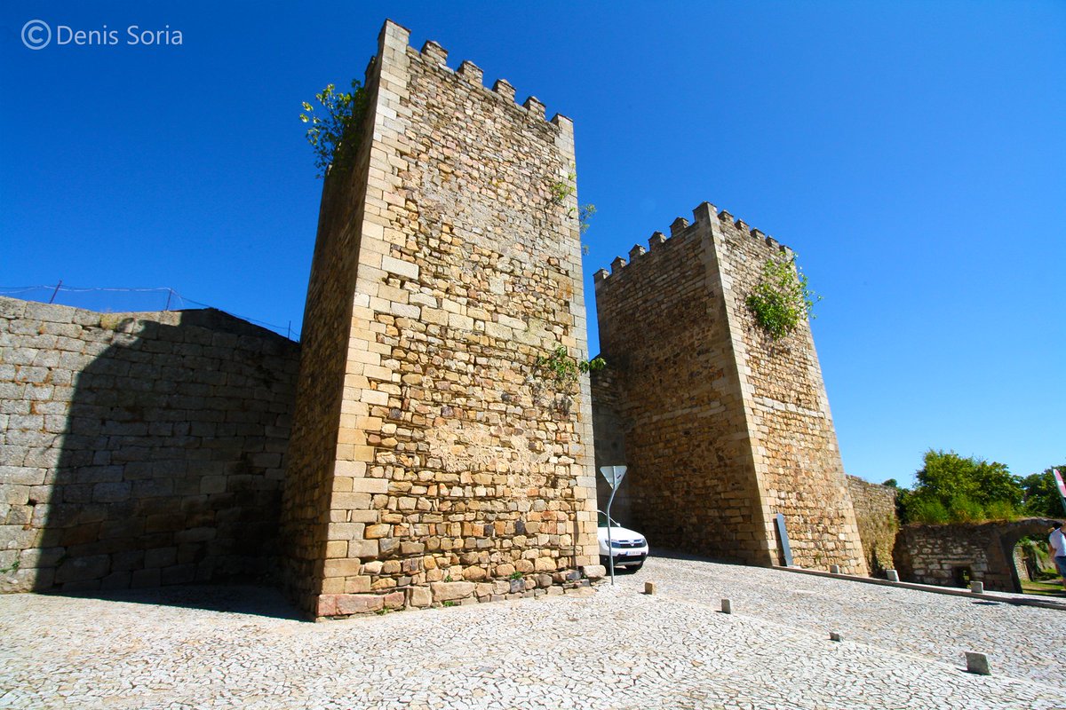 Ún de los requexos más formosos ye la Rue de la Costanielha, onde se caltién la Puorta de Nuossa Senhora del Amparo, colos sos dos torruxones y parte de la muralla medieval remocicada pol rei D. Denis (sieglu XIII) 