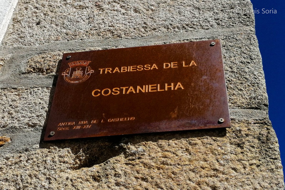  Ún de los requexos más formosos ye la Rue de la Costanielha, onde se caltién la Puorta de Nuossa Senhora del Amparo, colos sos dos torruxones y parte de la muralla medieval remocicada pol rei D. Denis (sieglu XIII) 