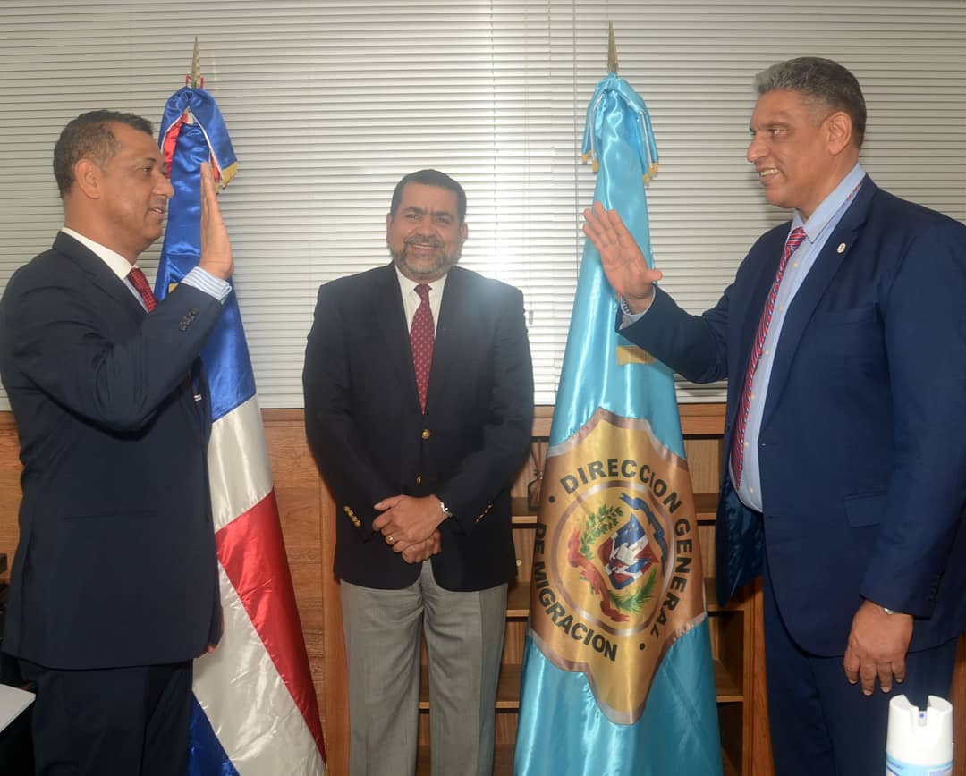 El Ministro de Interior y Policía, Jesús Vásquez Martínez posesionó al licenciado Reynaldo Enrique García Sánchez como nuevo Director General de Migración, designado por el presidente Luis Abinader mediante el decreto 329-20.
<a href="/enriquegarciard/">Enrique Garcia</a>