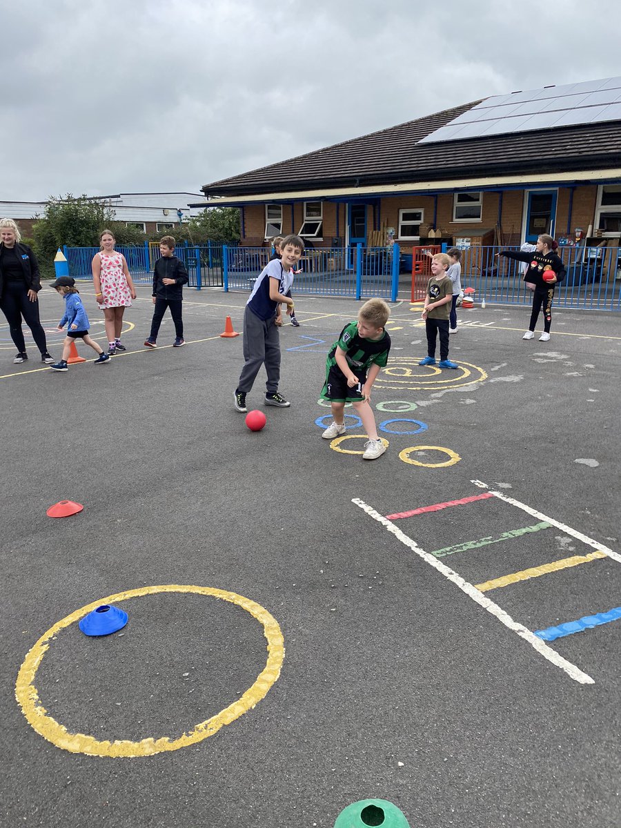 ActiveLearningS's tweet image. Brilliant first day @WilliamShrews, the children enjoyed a variety of sports such as Dodgeball, Football, Capture the flag, swing ball &amp;amp; Archery #holidaysportscamp @BurtonUponTrent #superfunchildcare #childrensports
