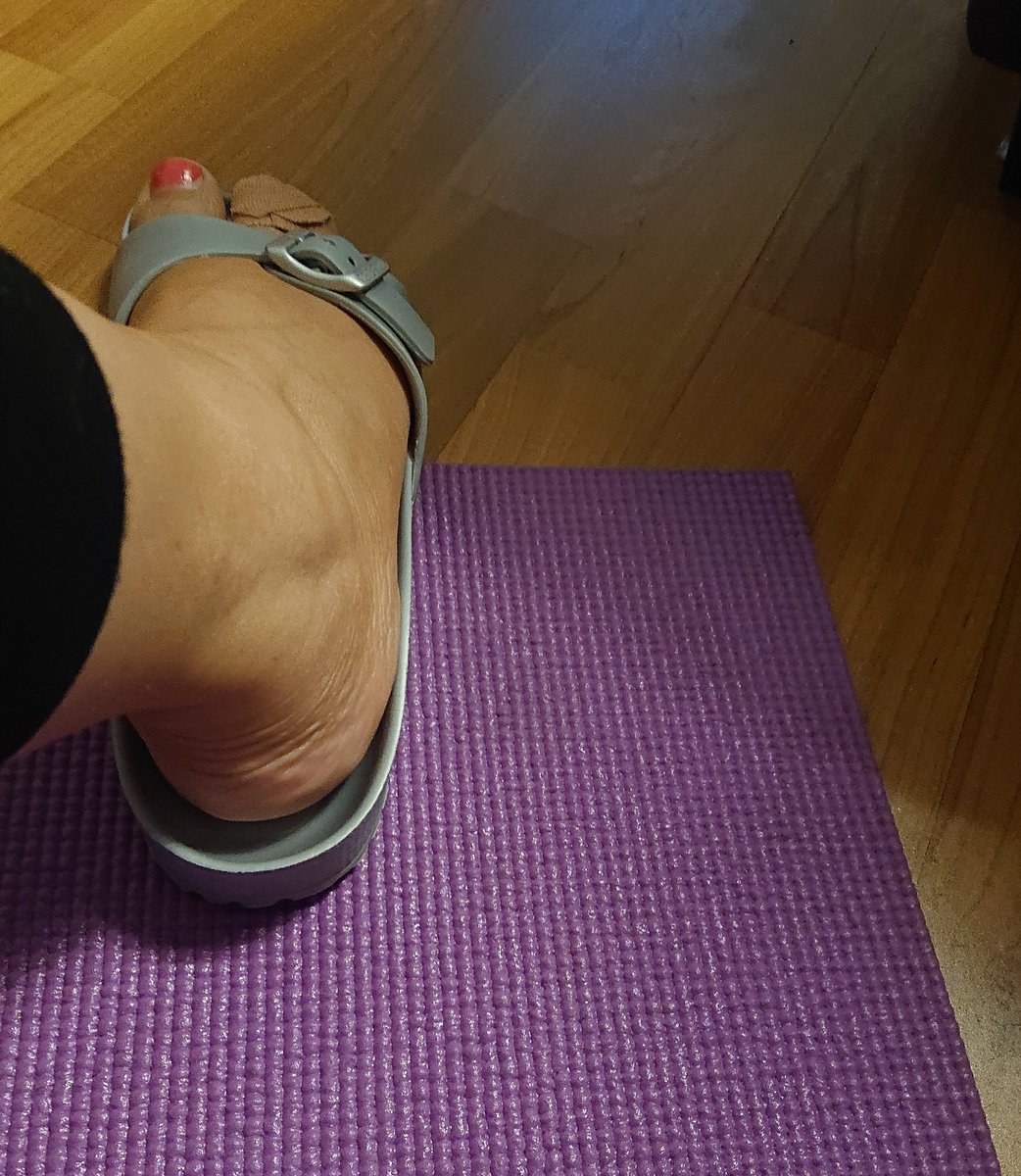 BecksBDaniels's tweet photo. A ten minute floor workout to make up for my lack of steps today. Crazy Monday at work, back to back all day but got to see the wonderful @ogunso1 on video & speak to her on the phone, all in one day! #NursesActive @NHS_ELFT #WeActiveChallenge19 #teamELFT https://t.co/rrlsa8UPb7