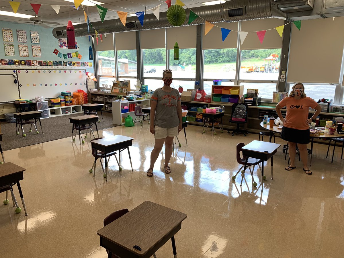 COgdan's tweet photo. Love this distanced classroom from LPS! You have a great bunch @LPStigers #HRtiger https://t.co/FASLreS5Pz