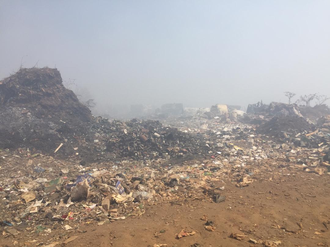 FazilaMahomed3's tweet photo. #FrontlineZw #CitizenInitiativeZw #COVID19 
URGENT NEED, at Pomona Dump Site
Earth moving machinery - Front load tippers, Dozers is what's needed to contain the fire causing Environmental damage. https://t.co/ChKSZ81n5n