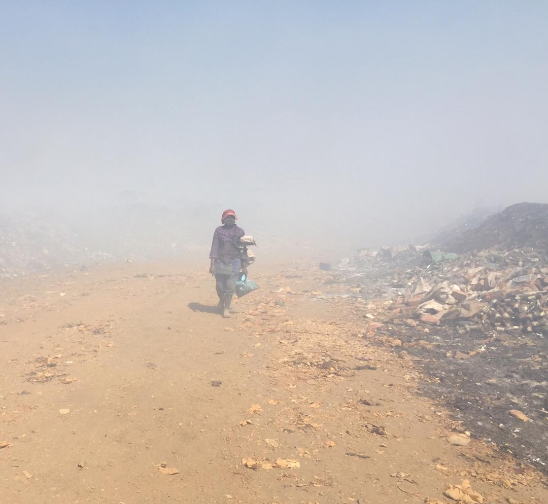 FazilaMahomed3's tweet photo. #FrontlineZw #CitizenInitiativeZw #COVID19 
URGENT NEED, at Pomona Dump Site
Earth moving machinery - Front load tippers, Dozers is what's needed to contain the fire causing Environmental damage. https://t.co/ChKSZ81n5n