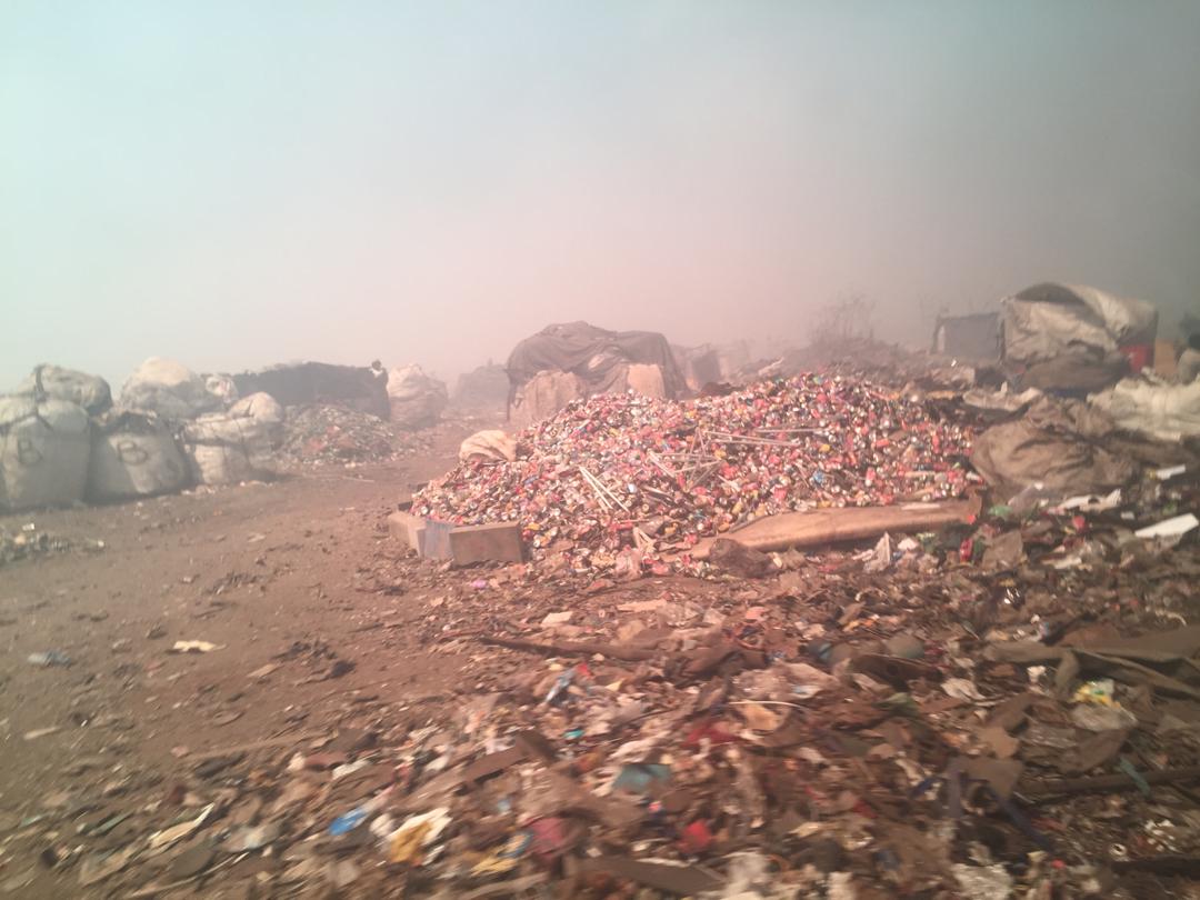 FazilaMahomed3's tweet photo. #FrontlineZw #CitizenInitiativeZw #COVID19 
URGENT NEED, at Pomona Dump Site
Earth moving machinery - Front load tippers, Dozers is what's needed to contain the fire causing Environmental damage. https://t.co/ChKSZ81n5n