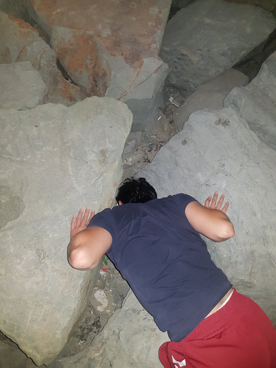 Dershaneye giderken arabanın altının sürtmediği bir yer arıyorum