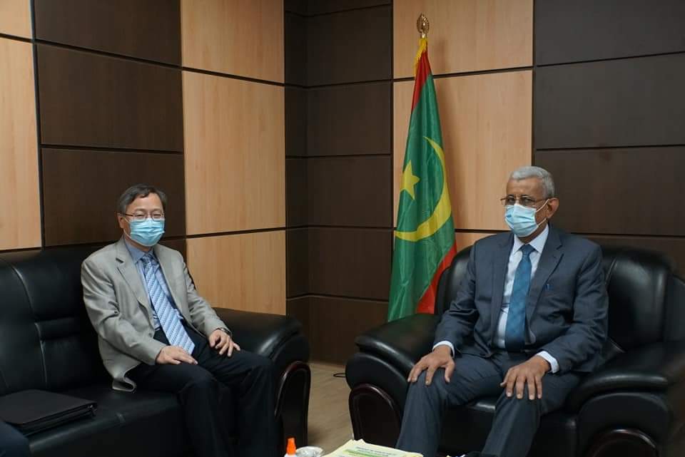 Entretien d’aujourd’hui entre S.E.M. Zhang Jianguo, Ambassadeur de Chine en Mauritanie et S.E.M. Sid Monhamed Ould Taleb Amar, Président de l’Union Pour la République pour promouvir ensemble les échanges amicaux entre le PCC et l’UPR ainsi que la coopération sino-mauritanienne.