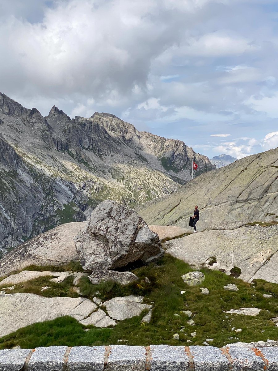 bro_zrh's tweet photo. BROGLI macht nach 4 Jahren wieder ein #Praktikum 😎diesmal nicht als #farmer auf der Alp, sondern in der #SAC #Fornohütte. Ab dem 01.10 Suche ich dann wieder einen fixen Job 😉
@schweiz @MySwitzerland_d #inlovewithswitzerland #switzerland #schweiz #grischa #job #tradition #hike https://t.co/v0dVLczvLU