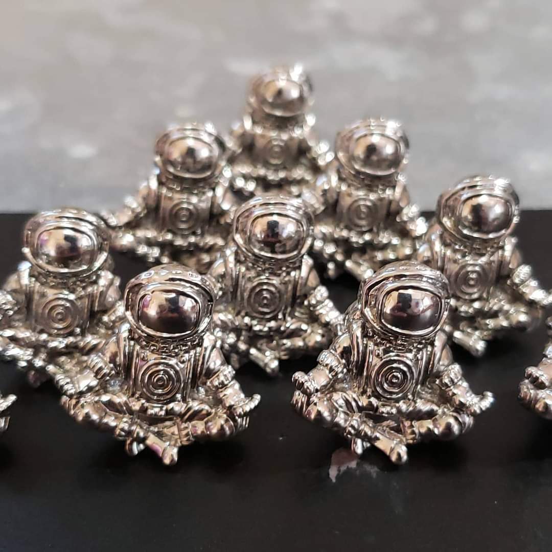 gcreations57's tweet photo. Just got these astronaut pendants back in stock! Can't wait to create with them. Send me a DM if you would like one 💚

#pinecone #pineconependant #pendant #space #astronaut #jewelry #necklace #art #crystal #edmfam #galaxy #spaceart https://t.co/b1wiDxEDWW