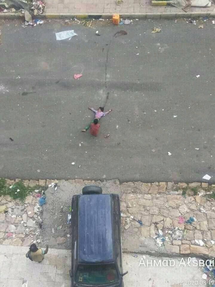 لم يرحم القناص المجرم برائة الطفلة  التي تبحث عن  الماء 
 في مدينة محاصرة  
بل وجه سلاحه الشيطاني بتجاه الطفلة في مشهد مجرد من الانسانية
#الطفلة_والماء