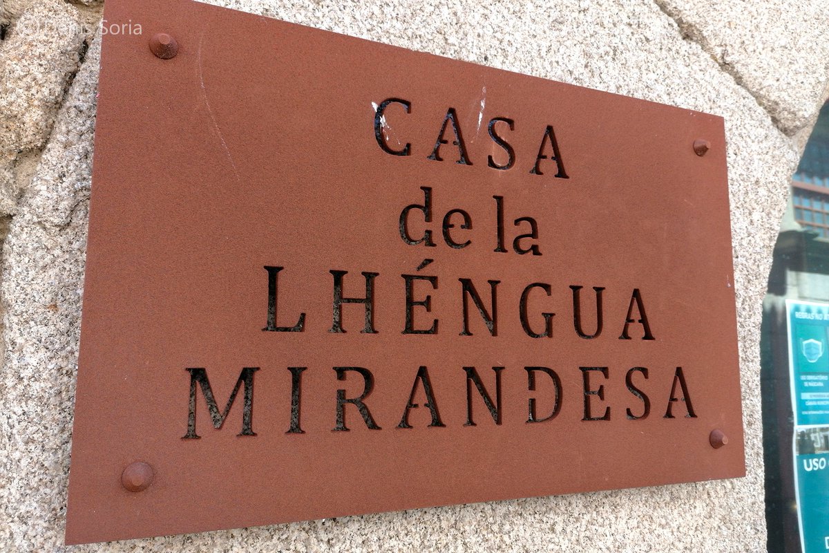  Esta cai ta chiscada d'edificios manuelinos y románicos, como la Casa de la Lhéngua, bien guapina, tien cuatro ventanes n'esquina y ménsules con forma de culos. Anguaño ye la sede de l'Associaçon de Lhéngua i Cultura Mirandesa 