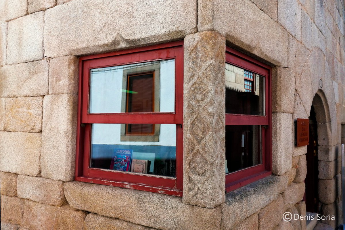  Esta cai ta chiscada d'edificios manuelinos y románicos, como la Casa de la Lhéngua, bien guapina, tien cuatro ventanes n'esquina y ménsules con forma de culos. Anguaño ye la sede de l'Associaçon de Lhéngua i Cultura Mirandesa 