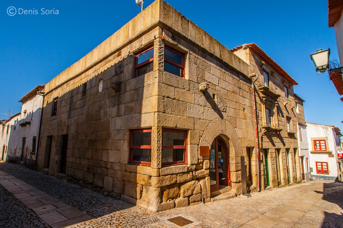  Esta cai ta chiscada d'edificios manuelinos y románicos, como la Casa de la Lhéngua, bien guapina, tien cuatro ventanes n'esquina y ménsules con forma de culos. Anguaño ye la sede de l'Associaçon de Lhéngua i Cultura Mirandesa 
