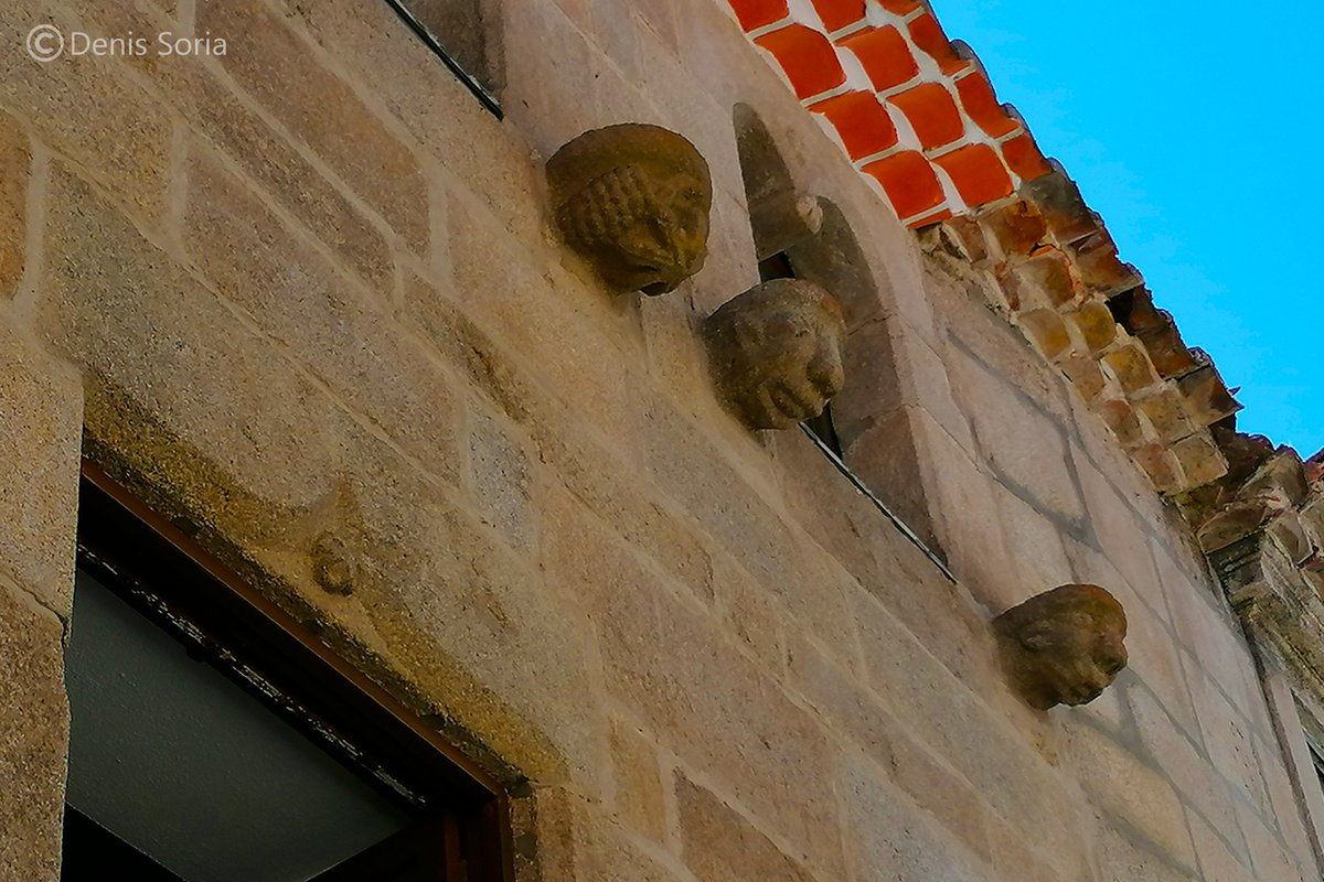  Esta cai ta chiscada d'edificios manuelinos y románicos, como la Casa de la Lhéngua, bien guapina, tien cuatro ventanes n'esquina y ménsules con forma de culos. Anguaño ye la sede de l'Associaçon de Lhéngua i Cultura Mirandesa 