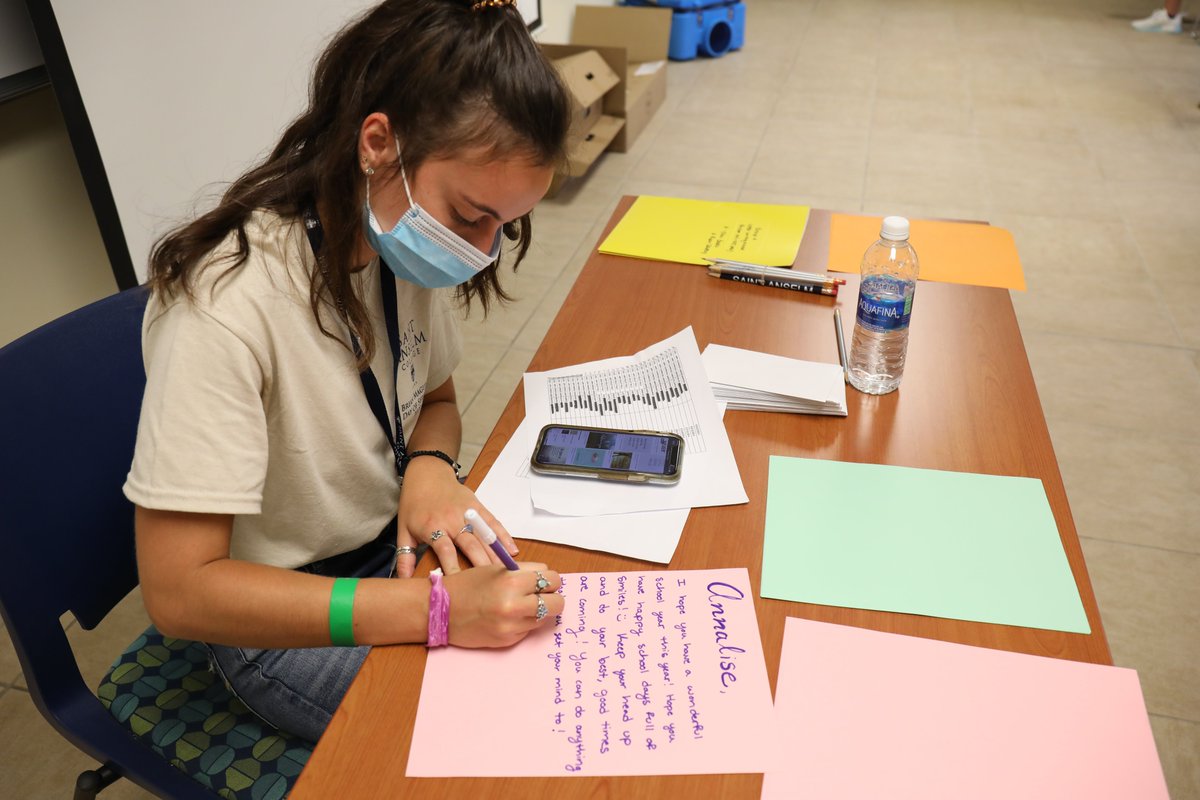 SaintAnselm's tweet photo. โฃFrom sprucing up the Picnic Grove to sending children uplifting letters, Saint Anselm students let their creativity shine while helping the community during the 2020 Brian Maguire Day of Service. ๐๐๐ฏ
#engagewithintention #AnselmianImpact @sacmeeliacenter https://t.co/rzIzZDOE9e