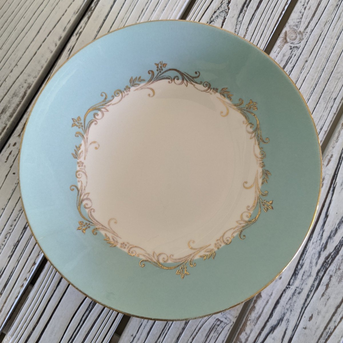 New! 1950s Lifetime China Co 'Gold Crown' soup bowl. Pretty display piece or addition to your set! 8.25' x 1.5' Shop link in bio. $10 #vintage #etsy #vintagechina
#vintagechinacollector #lifetimechina  #goldcrown #vintagedining #soup #soupbowl #teal #1950s #midcenturydining