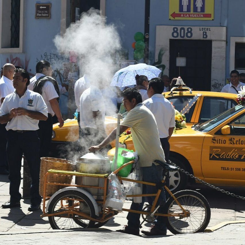 TRICICLOS DE TAMALESVenden tamales y a veces atole y champurrado, en la CDMX casi todos usan el mismo audio que anuncia por dónde andan y qué sabores traen.