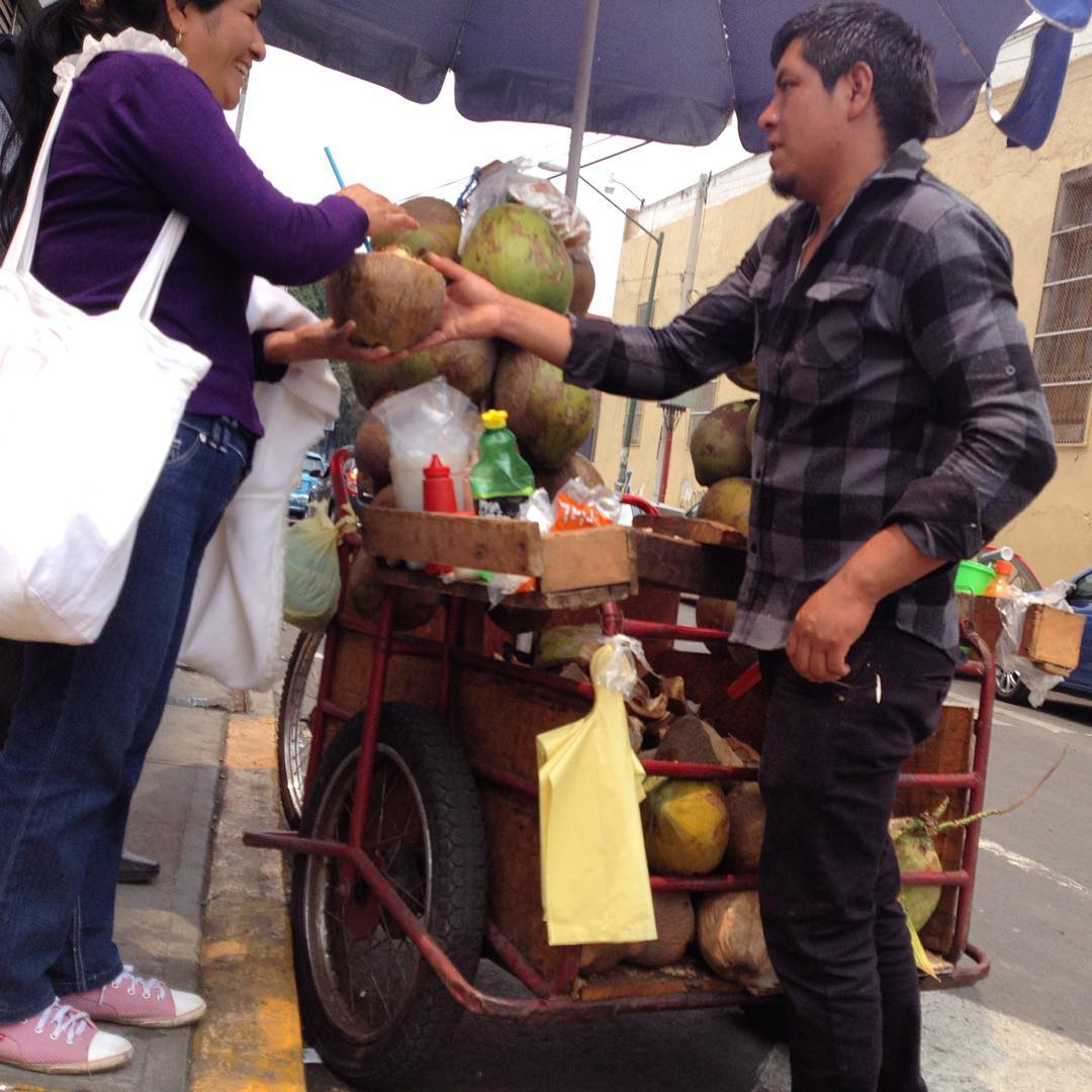 TRICICLOS DE COCOSSuelen ser exclusivos para la venta de cocos, traen un tronco en el que te abren tu coco con un machete, puedes pedir tomar el directo del coco y llevárte la carne en una bolsita con su chilito y su limón.